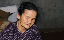 30 nam cuoc doi bi kich cua nguoi dan ba bi gia dinh chong duoi khoi nha vi khong sinh duoc con trai