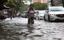 mua chi 15 phut duong sai gon lai bien thanh song khien hoc sinh bi bom loi nuoc ve nha gio tan truong