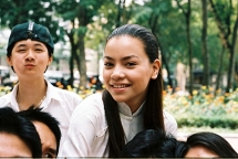 hinh anh nguoi dua do tren man anh