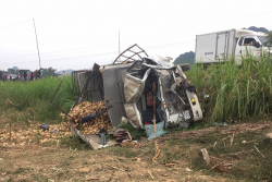 hoa binh bi xe khach tong truc dien 2 bo con tai xe xe tai bi thuong nang