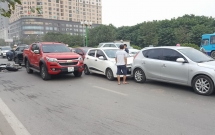 ha noi sau tai nan lien hoan giua 5 o to va xe may mot nam thanh nien bi hat vang vao le duong
