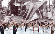 san khau hoa hau van ruc ro den o noi nguoi dan ngap trong bao lu khi cai dep tro thanh thu vo cam truoc noi dau