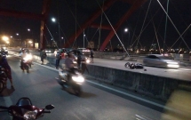 sai gon nam thanh nien di xe may bi thuong nang sau khi dam vao oto dang do tren cau binh loi