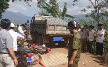 hoa binh va cham voi xe cho vat lieu xay dung mot nguoi tu vong tai cho