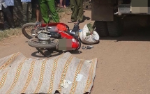 hoa binh dam trung nguoi phu nu di bo ganh co sau do nga vang xuong duong co gai bi xe tai can tu vong