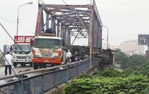 hai phong xe tai lat de hai me con di sh mot nguoi tu vong tai cho