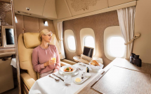 emirates ra mat khoang hang nhat moi sieu sang tren boeing 777 300er lay cam hung mercedes benz s class tich hop ghe khong trong luc va cua so ao