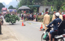 hoa binh be gai 2 tuoi thiet mang vi mot minh chay qua duong