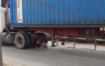 tphcm thi the nam thanh nien ket chat duoi gam xe container sau va cham kinh hoang