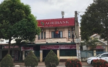 nguoi dan ong mang sung di cuop ngan hang nhung vua bop co da chay mat