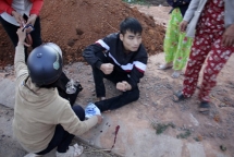 cong an huyen danh dan giua duong vien truong lai xe tong nguoi roi bo chay