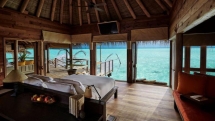 trai nghiem khong gian doc dao va sang trong ben trong can biet thu noi tren mat nuoc o thien duong maldives
