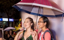 bao anh duoc fan che chan nhay cuc sung duoi con mua nang hat