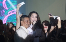ho ngoc ha xuong san khau giao luu cuoi ngat vi bi fan vay chat