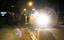 binh duong thuong tam ba me con dap xe ban ve so giua dem bi o to hat vang nguy kich