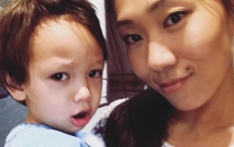 cho con bu truoc luc cat canh nghe si duong cam goc hoa bi hang hang khong my duoi khoi chuyen bay