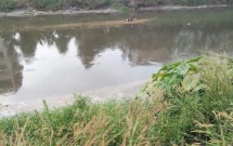 di an trom bi truy duoi nam thanh nien nhay xuong suoi thoat than duoi nuoc tu vong