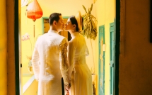 trang tran hanh phuc khi duoc ong xa viet kieu om hon tinh cam