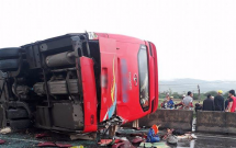 khanh hoa xe khach mat lai dam vao dai phan cach lat giua duong khien 3 nguoi bi thuong