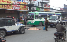 phong xe bat mang tong chet nguoi 1 thanh nien chay tron doi nam nu bi dan vay bat giao nop cong an