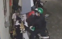 clip thanh nien doi mu grab len vao xom tro an trom do lot