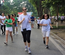 dai su canada deborah paul toi duoc tiep them nang luong tu hanoi run for children