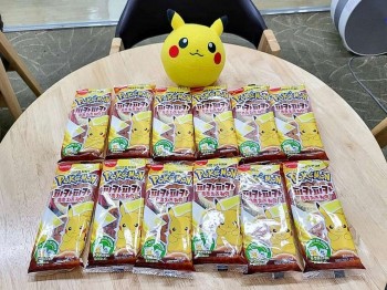 gioi tre han quoc sot xinh xich voi trao luu suu tap sticker pokemon