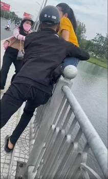 hue giai cuu kip thoi co gai tre dinh nhay xuong song huong tu tu