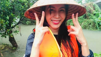 ban nang goc cua thuy tien khien canh dan ong kham phuc