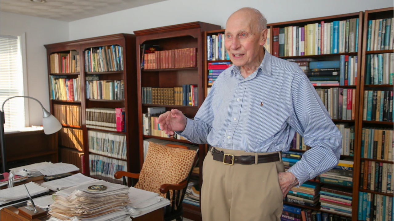 Cụ ông 89 tuổi trở thành tiến sĩ Vật Lý tại đại học top đầu Hoa Kỳ