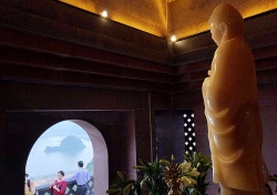 Tượng Phật hồng ngọc nặng 4.000 kg trong chùa Ngọc (Tam Chúc, Hà Nam)