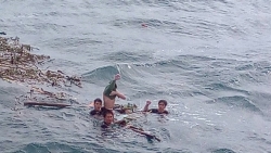 25 giờ nhai bèo đối mặt với tử thần giữa biển khơi của 4 ngư dân Nghệ An