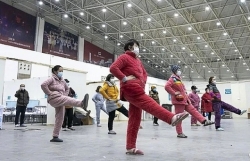 Trung Quốc: Người dân tập thể dục, vui chơi trong khu vực cách ly nCoV