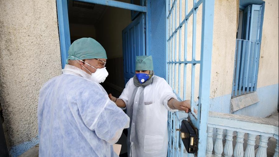 algeria gia dinh co 16 nguoi cung nhiem virus corona