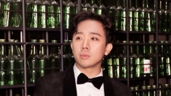 tran thanh hua tang qua cho tinh nguyen vien sau khi het dich covid 19