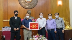 hlv park hang seo ung ho 5000 usd de chong dich covid 19
