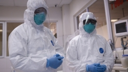 phi cong nguoi anh duong tinh tro lai covid 19 phoi ton thuong xau