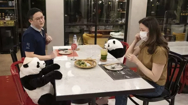 xep khach ngoi an voi gau bong cho do lac long nha hang viet len bao nuoc ngoai
