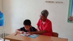 cam dong cau chuyen phia sau buc anh ong di hoc cung chau