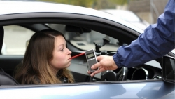 phat it nhat 75 trieu dong bo tu neu su dung ruou bia khi lai xe o anh