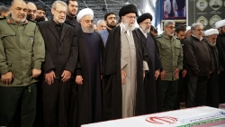 video lanh tu iran khoc thuong truoc linh cuu tuong soleimani