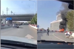 video o to boc chay khi dang chay sau do phat no tren duong cao toc