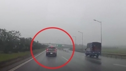video khong thuoc duong o to phanh gap roi di lui tren duong cao toc gay nguy hiem