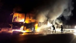 video 15 nguoi thoat chet khi xe giuong nam boc chay tren quoc lo 20