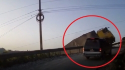 video xe tai tuot doc khong phanh suyt roi xuong vuc o ha giang