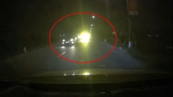 video xe ben roi pha phong nhanh lan lan suyt gay tai nan