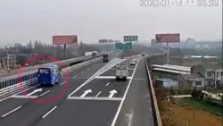 video hanh khach giang vo lang ep tai xe phai chuyen huong tren duong cao toc