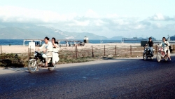 chum anh ve dep binh di cua thanh pho bien nha trang thap nien 60