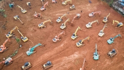 video trung quoc gap rut xay benh vien trong 10 ngay nham doi pho voi virus corona