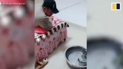 video nguoi dan vu han choi bong ban cau ca trong nha giua tam dich virus corona